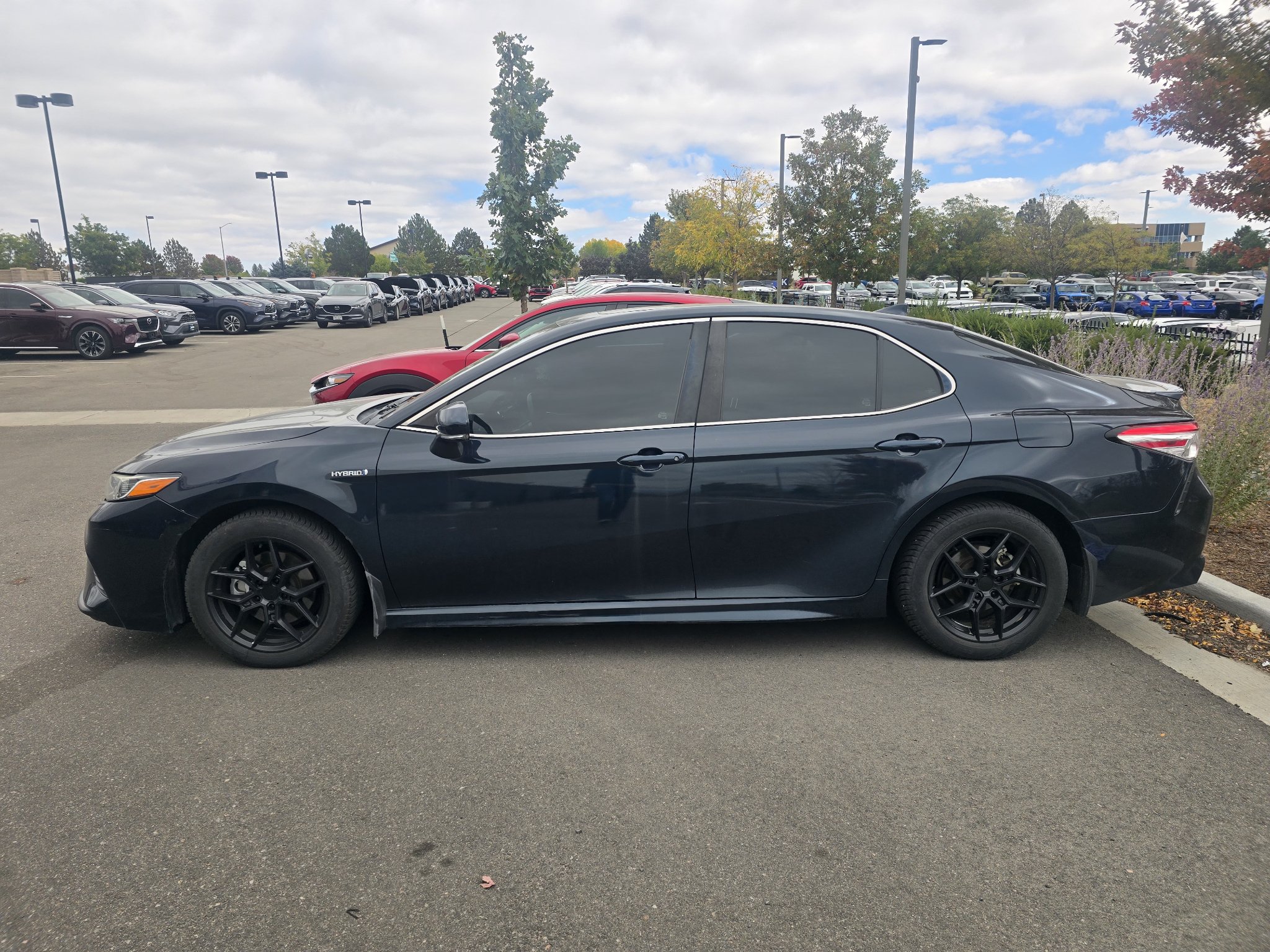 Used 2020 Toyota Camry SE w/ Sunroof Package FWD image 13