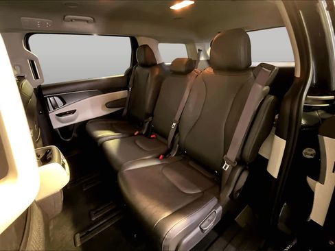 Used 2023 Kia Carnival LX FWD image 40