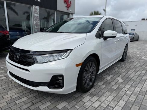 Used 2025 Honda Odyssey Touring image 3