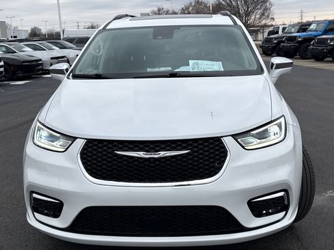 Used 2022 Chrysler Pacifica Limited image 8