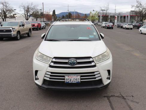 Used 2017 Toyota Highlander XLE image 2