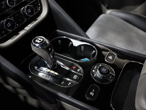 Used 2022 Bentley Bentayga image 47