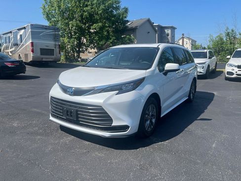 Used 2025 Toyota Sienna XLE FWD image 22