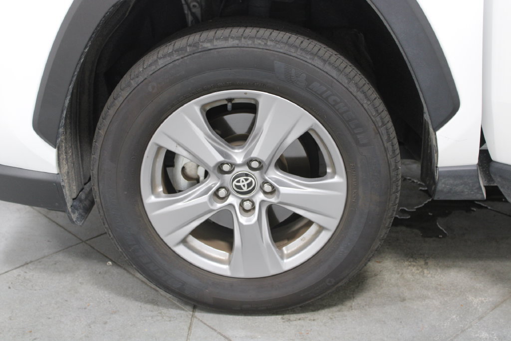 Used 2025 Toyota RAV4 XLE AWD/4WD image 41