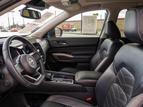 Used 2022 Nissan Pathfinder Platinum w/ Cargo Package image 13