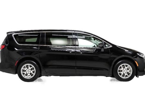 Used 2024 Chrysler Pacifica Touring-L FWD image 5