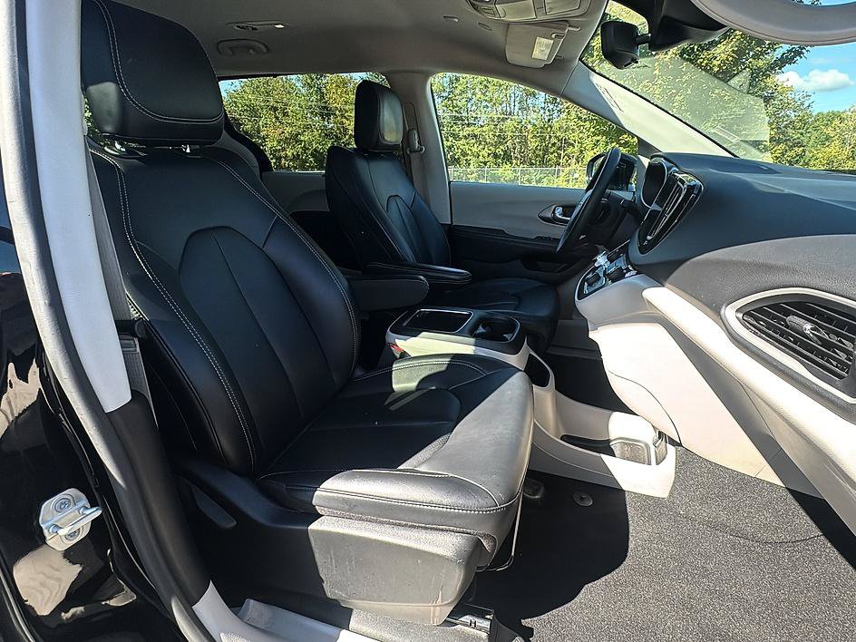 Used 2024 Chrysler Pacifica Touring-L FWD image 27