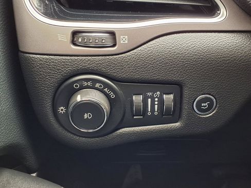 Used 2019 Jeep Cherokee Limited FWD image 11