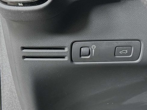 Used 2021 Volvo XC40 T5 R-Design image 10