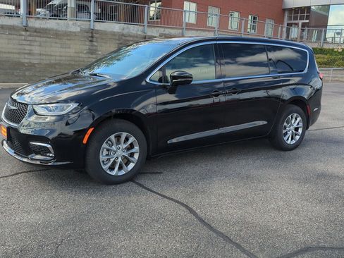 New 2026 Chrysler Pacifica Limited AWD/4WD image 3