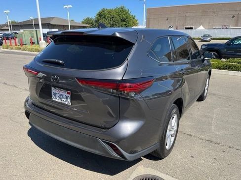 Used 2022 Toyota Highlander LE FWD image 4