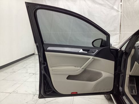 Used 2017 Volkswagen Golf Alltrack S image 18