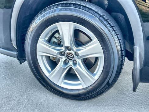 Used 2024 Toyota Highlander LE image 9