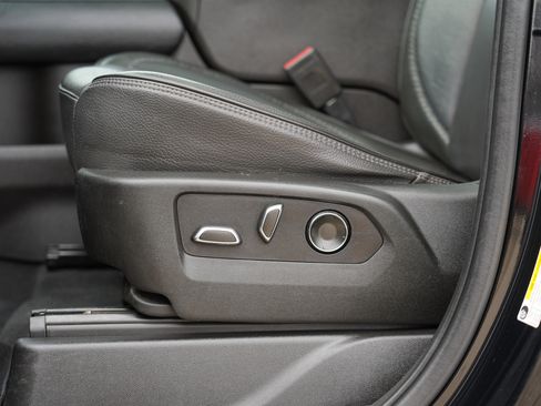 Used 2021 GMC Yukon XL Denali w/ Denali Premium Package image 17