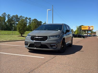 Used 2025 Chrysler Pacifica Select