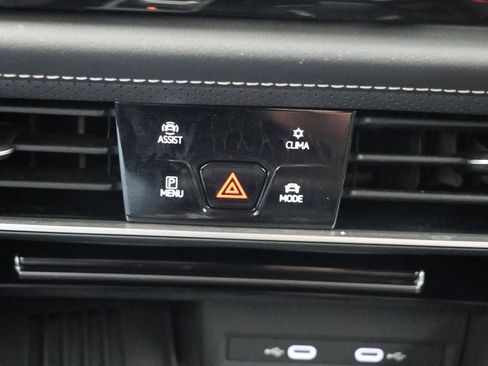 Used 2025 Volkswagen Atlas SE image 25