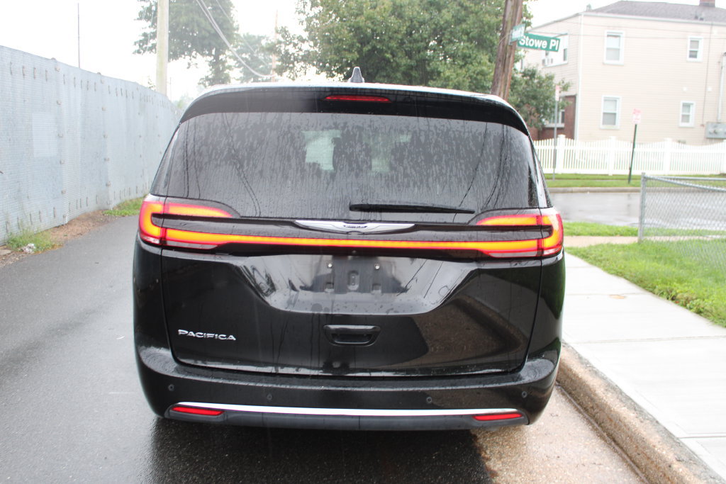 Used 2025 Chrysler Pacifica Select FWD image 6