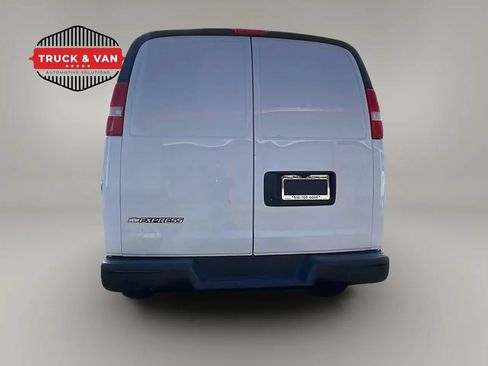 Used 2018 Chevrolet Express 3500 w/ Driver Convenience Package RWD image 5