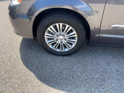 Used 2016 Chrysler Town & Country Touring-L image 6