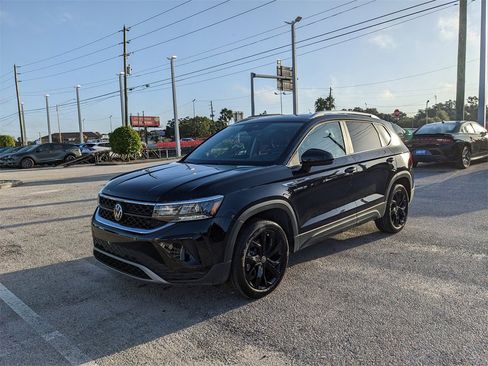 Certified 2022 Volkswagen Taos SE w/ Driver Assistance Package image 2