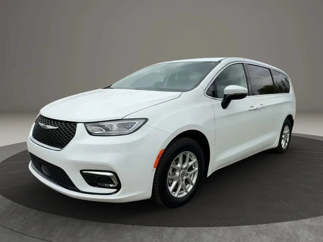 Used 2023 Chrysler Pacifica Touring-L FWD image 3