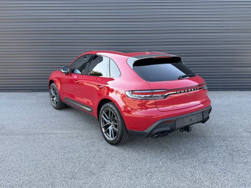 Certified 2025 Porsche Macan image 3