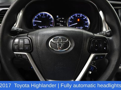 Used 2017 Toyota Highlander LE FWD image 11