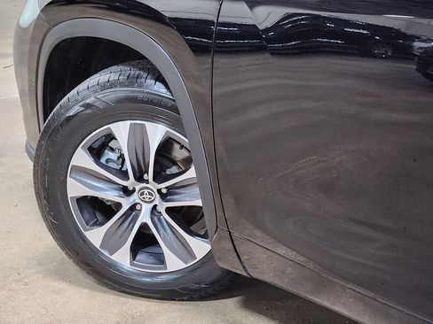 Used 2021 Toyota Highlander XLE FWD image 23