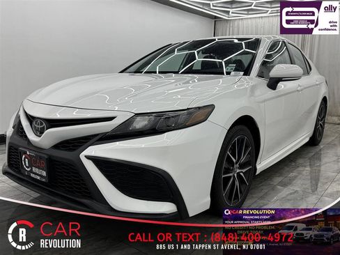 Used 2023 Toyota Camry SE image 1