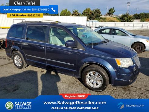 Used 2009 Chrysler Town & Country Touring FWD image 5
