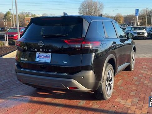 Used 2023 Nissan Rogue SV image 2