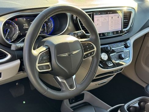 Used 2024 Chrysler Pacifica Touring-L image 17