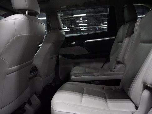Used 2018 Toyota Highlander XLE FWD image 14