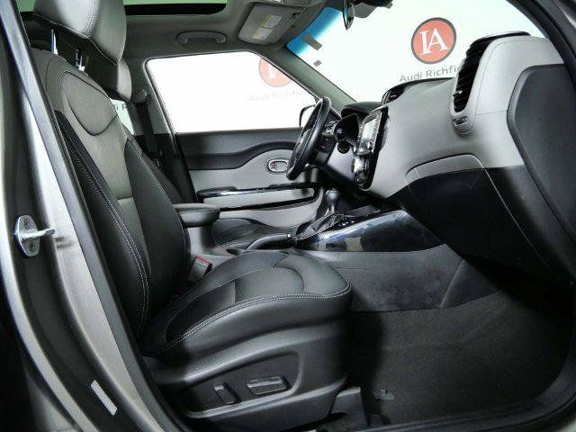 Used 2017 Kia Soul + w/ Primo Package FWD image 27