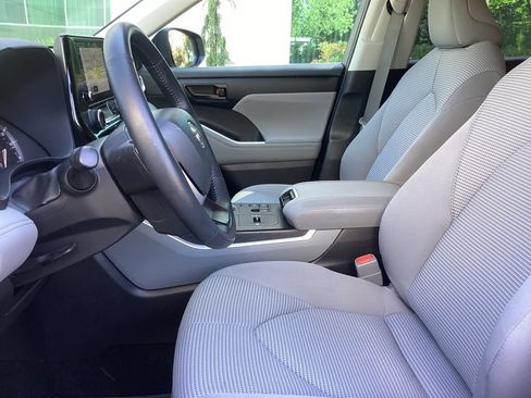 Used 2023 Toyota Highlander LE FWD image 3