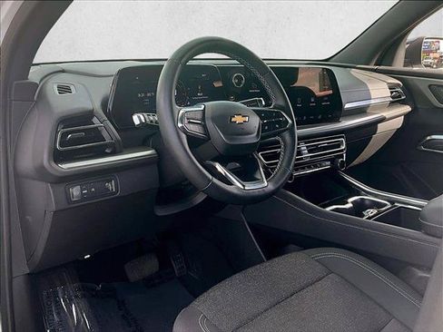 Used 2025 Chevrolet Traverse LT FWD image 14