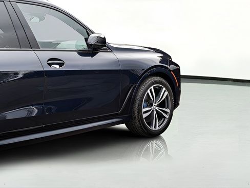 Used 2023 BMW X7 M60i image 13