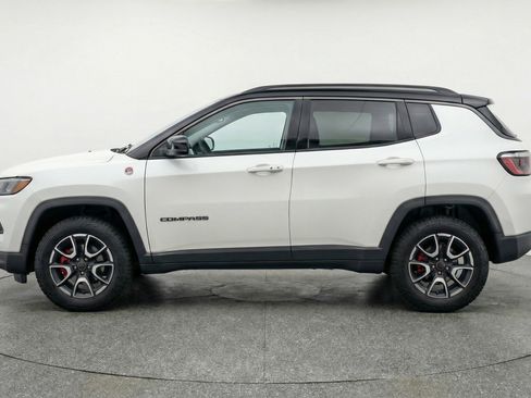 Used 2025 Jeep Compass Trailhawk image 5