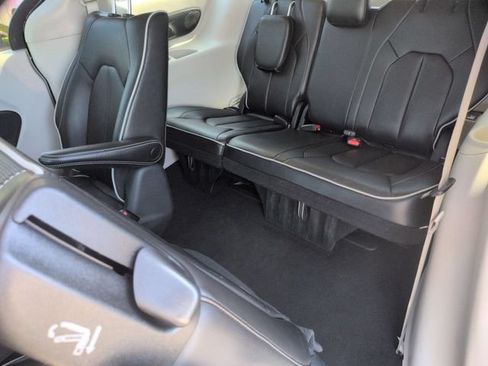 Used 2023 Chrysler Pacifica Limited FWD image 32