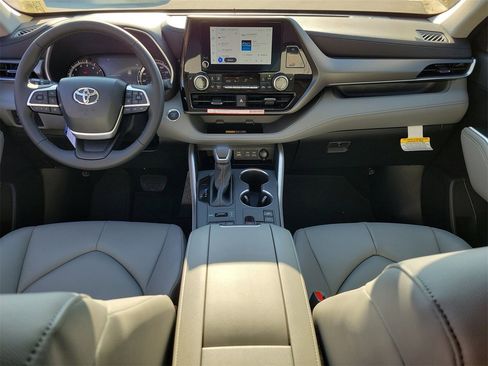 New 2026 Toyota Highlander XLE image 13