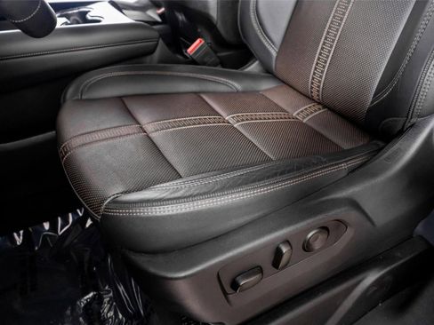 Used 2025 Chevrolet Suburban High Country w/ Sun And Tow Package image 23