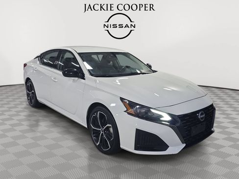 Used 2024 Nissan Altima 2.5 SR FWD image 3