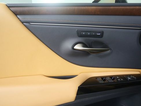 Used 2024 Lexus ES 350 w/ Premium Package image 8