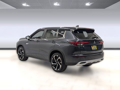 Used 2025 Mitsubishi Outlander SE image 2