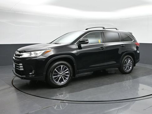Used 2019 Toyota Highlander XLE image 3