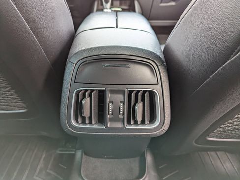 Used 2018 Maserati Levante image 37