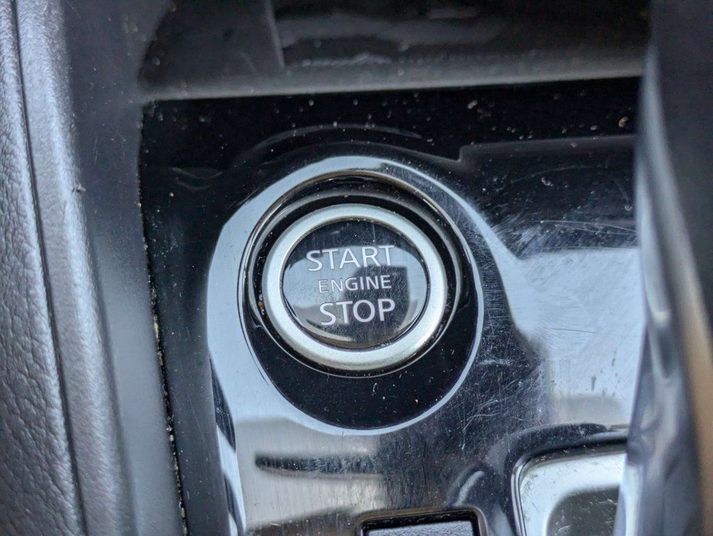 Used 2025 Nissan Versa SR FWD image 26