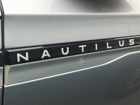 Used 2024 Lincoln Nautilus Premier image 4