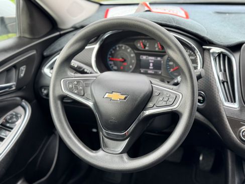 Used 2018 Chevrolet Malibu LT image 17