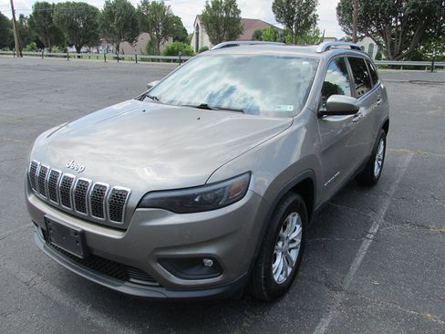 Used 2019 Jeep Cherokee Latitude w/ Cold Weather Group AWD/4WD image 1